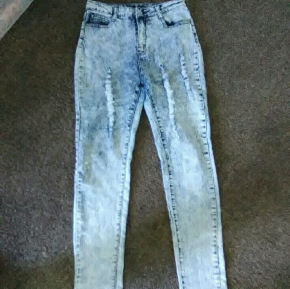 Distressed jeans nwot 9/10